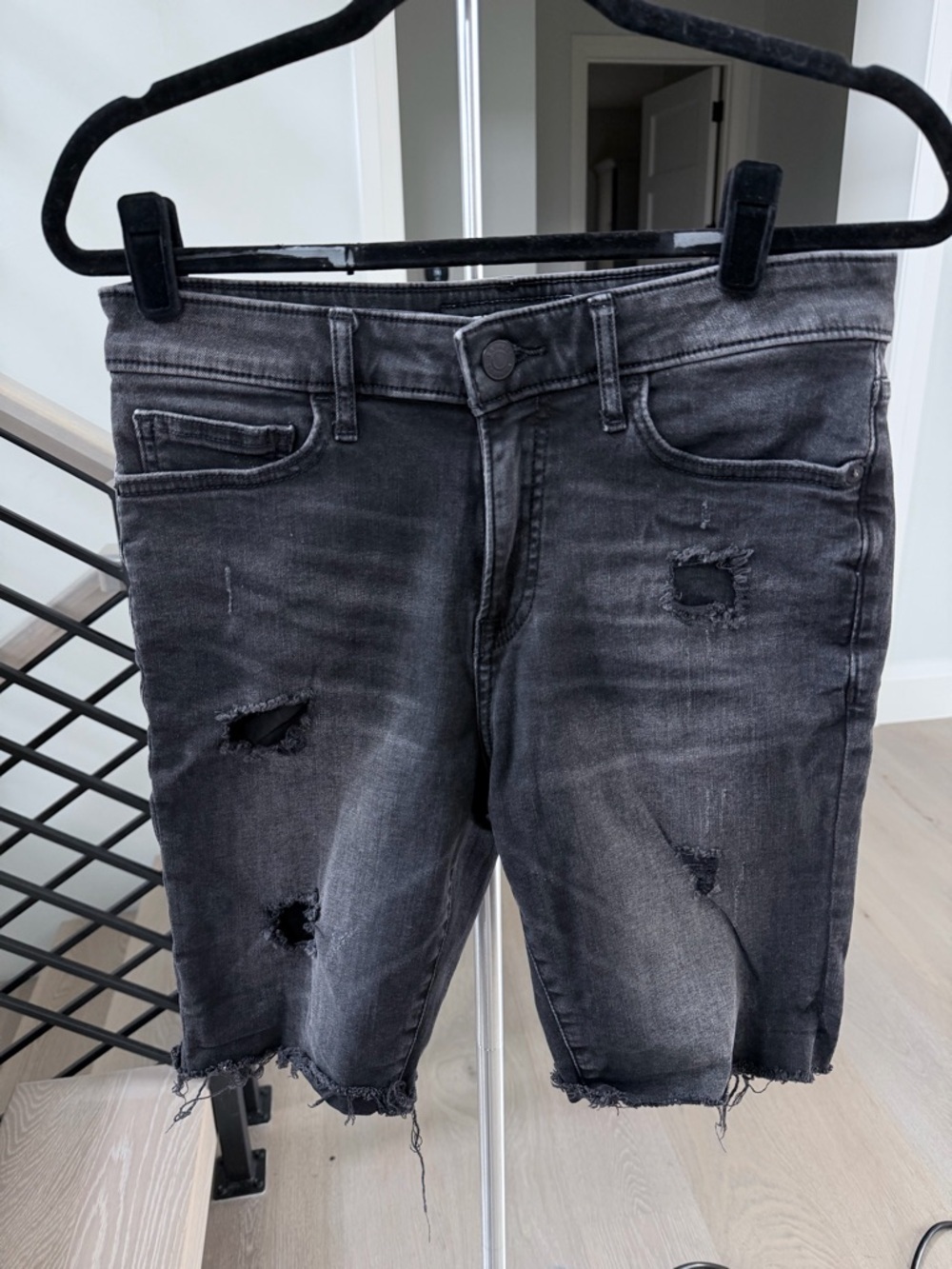 Express Men's Distressed Black Bermuda Denim Slim Shorts size 29